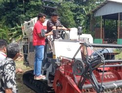 Bupati Ischak Serahkan Bantuan Alsintan dan Ternak Kambing ke Petani