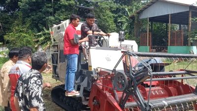 Bupati Ischak Serahkan Bantuan Alsintan dan Ternak Kambing ke Petani