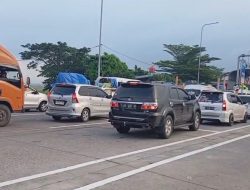 Kehabisan Saldo, Kendaraan Pemudik Terjebak Antrean di Gerbang Keluar Tol Pejagan