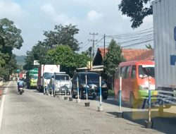 H-4 Lebaran 2025, Kendaraan Pemudik Merayap di Pasar Linggapura Brebes