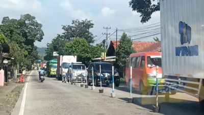 H-4 Lebaran 2025, Kendaraan Pemudik Merayap di Pasar Linggapura Brebes