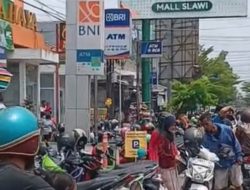 Pusat Perbelanjaan di Slawi Dipadati Pengunjung, Parkir Kendaraan Meluber di Jalan