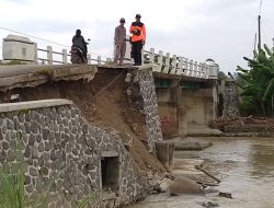 Jembatan Cikuya di Cinanas Brebes Ambrol Diterjang Banjir, Akses Warga Terancam Putus