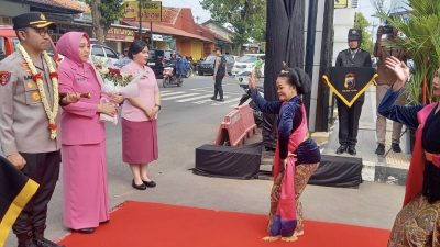 AKBP Bayu Prasatyo Jabat Kapolres Tegal, Disambut Tari Gambyong dan Pedang Pora