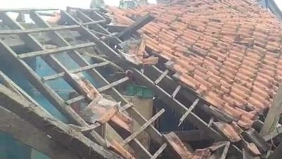 Atap Pasar Jatibarang Brebes Ambruk, Belasan Pedagang Terdampak