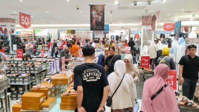 Tradisi Beli Baju Baru Menjelang Lebaran, Musala Mulai Sepi