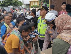 PWI Kabupaten Tegal Berbagi Ratusan Takjil dengan Pengguna Jalan di Trasa