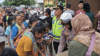 PWI Kabupaten Tegal Berbagi Ratusan Takjil dengan Pengguna Jalan di Trasa
