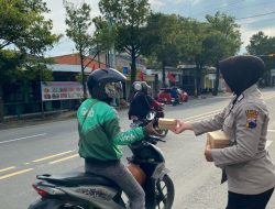 Polisi di Brebes Bagikan Takjil Sambil Sosialisasikan Tertib Lalu Lintas