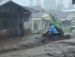Viral! Pengendara Motor Terjebak Banjir di Desa Dawuhan Brebes, Berjuang Selamatkan Diri