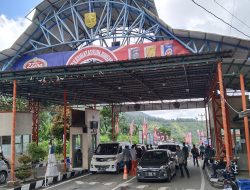 H+2 Lebaran, Pengunjung Obyek Wisata Guci Membludak, Sejumlah Titik Alami Kemacetan