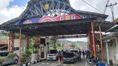 H+2 Lebaran, Pengunjung Obyek Wisata Guci Membludak, Sejumlah Titik Alami Kemacetan