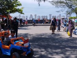 Pengunjung Pantai Alam Indah Melonjak