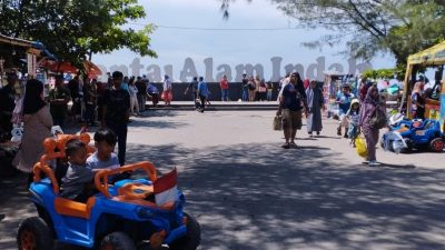 Pengunjung Pantai Alam Indah Melonjak