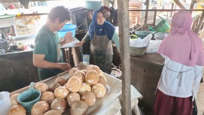 Kelapa Parut di Pasar Pagi Tegal Tembus Rp 40 ribu per Kilogram