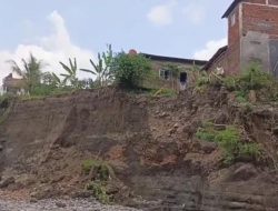 Tebing Sungai Pedes di Tonjong Brebes Terus Longsor, Enam Rumah Dikosongkan