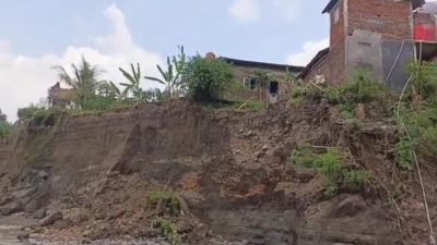Tebing Sungai Pedes di Tonjong Brebes Terus Longsor, Enam Rumah Dikosongkan