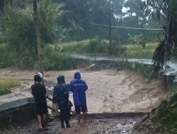 Jembatan Cicariwuh di Salem Brebes Putus, Akses ke Kadumanis Lumpuh Total