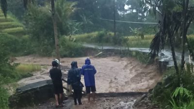 Jembatan Cicariwuh di Salem Brebes Putus, Akses ke Kadumanis Lumpuh Total