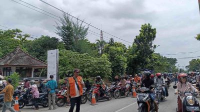 Gegara Kebijakan Gubernur Jateng, Ratusan Warga Antre di Samsat Slawi