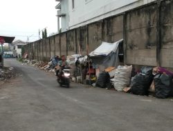 Warga Keluhkan Sampah di Kawasan TPU Panggung