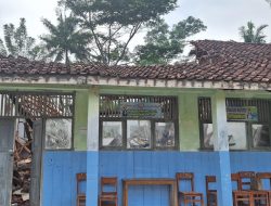 Ruang Kelas SDN Tambakserang 01 Ambruk, Siswa Belajar di Perpustakaan dan Bergantian