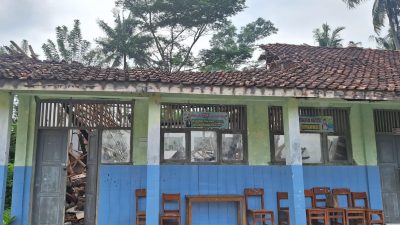 Ruang Kelas SDN Tambakserang 01 Ambruk, Siswa Belajar di Perpustakaan dan Bergantian