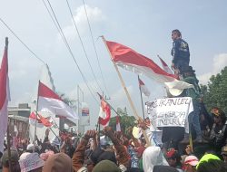 Ribuan Warga Geruduk Kantor Bupati Brebes