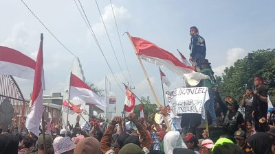 Ribuan Warga Geruduk Kantor Bupati Brebes