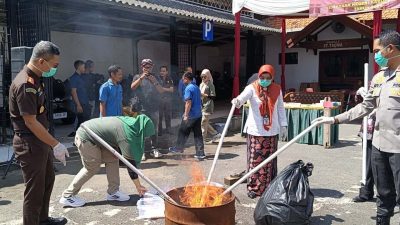 Kejari Slawi Musnahkan BB Narkoba dan Pembunuhan