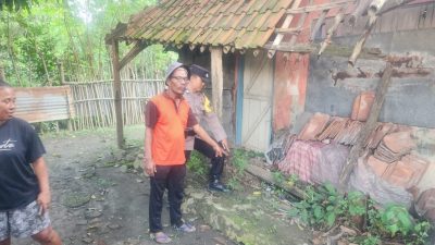 Bayi Malang Dibuang di Teras Bekas Warung