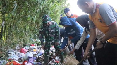 Gerakan Jumsih Digalakan, Bupati Blusukan Bersihkan Sampah