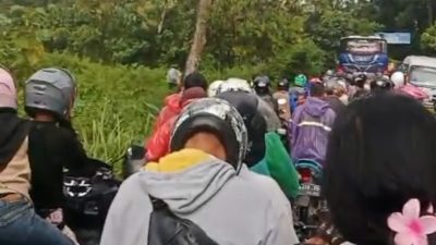 Jalur Menuju Obyek Wisata Guci Macet, Penyebab Jalan Sempat, Menanjak dan Berkelok