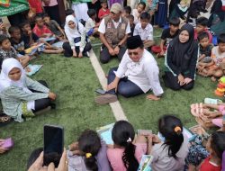 Musyaffa Hibur Anak-anak Pengungsi Tanah Gerak Sirampog, Dorong Psikiater dan Huntara Dipercepat