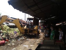 Sampah di Pasar Bawang Menumpuk, Bupati Ischak Gercep Angkut Sampah