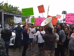 Puluhan Massa APPI Demo di Balai Desa Plompong, Tuntut Transparansi Dana Desa