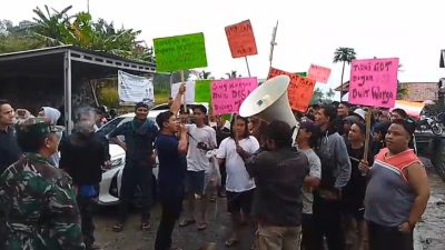 Puluhan Massa APPI Demo di Balai Desa Plompong, Tuntut Transparansi Dana Desa