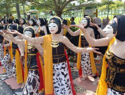 424 Penari Topeng Endel Sambut Kirab Tombak Kyai Plered