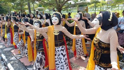 424 Penari Topeng Endel Sambut Kirab Tombak Kyai Plered