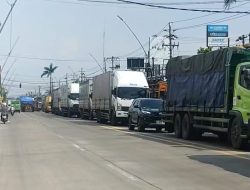 Jalur Pantura Kota Tegal Arah Semarang Padat Merayap