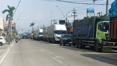 Jalur Pantura Kota Tegal Arah Semarang Padat Merayap