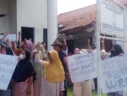 Warga Demo di Balai Desa Tuntut Kades Pakijangan Mundur