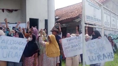 Warga Demo di Balai Desa Tuntut Kades Pakijangan Mundur