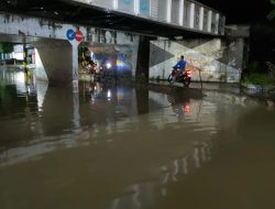 Dua Truk dan Satu Minibus Terjebak di Genangan Air Underpass Kalinyamat Kulon