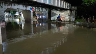 Dua Truk dan Satu Minibus Terjebak di Genangan Air Underpass Kalinyamat Kulon