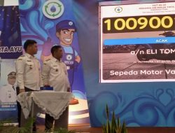 Eli Tomisah dan Zaenal Arifin Raih Sepeda Motor dari Pengundian Reward Pelanggan Perumda Air Minum Tirta Ayu