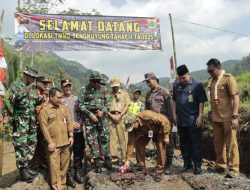 Anggota TNI Bangun Jalan Baru, Jembatan, Gorong – gorong dan Rabat Beton