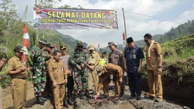 Anggota TNI Bangun Jalan Baru, Jembatan, Gorong – gorong dan Rabat Beton