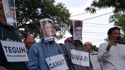 Warga Balaradin Demo Dispermades, Minta LPj Kades Tahun 2020-2024