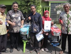 Petani Dapat Bantuan Bibit Padi dan Traktor Roda Dua